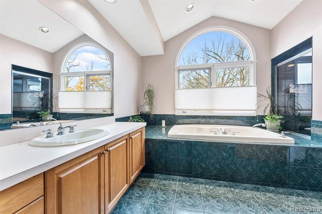 6775 Carlyle Crossing, West Bloomfield, MI 48322