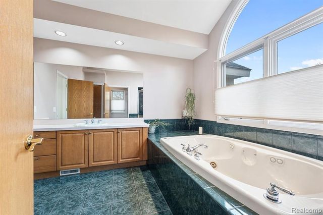 6775 Carlyle Crossing, West Bloomfield, MI 48322