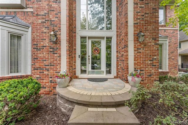6775 Carlyle Crossing, West Bloomfield, MI 48322