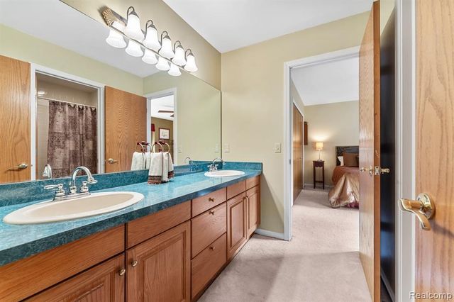 6775 Carlyle Crossing, West Bloomfield, MI 48322