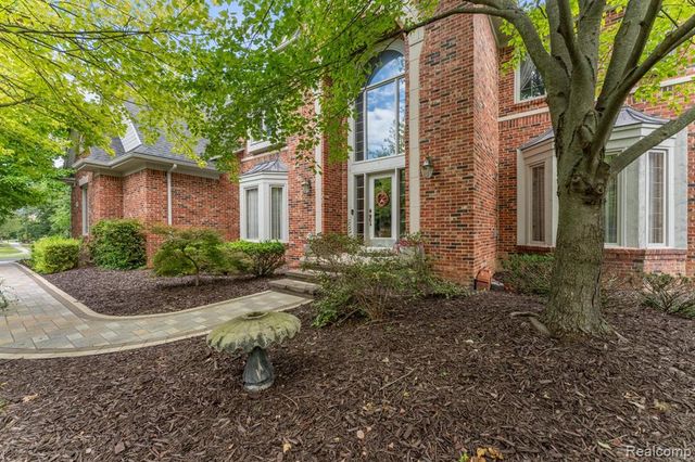 6775 Carlyle Crossing, West Bloomfield, MI 48322