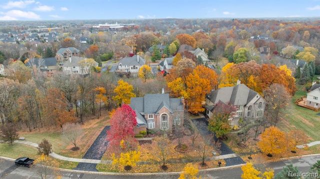 6775 Carlyle Crossing, West Bloomfield, MI 48322