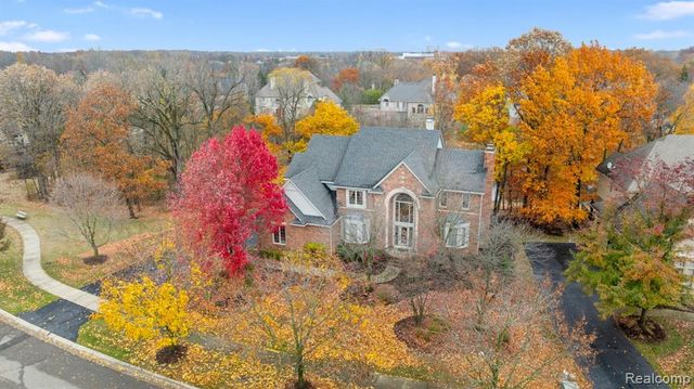 6775 Carlyle Crossing, West Bloomfield, MI 48322