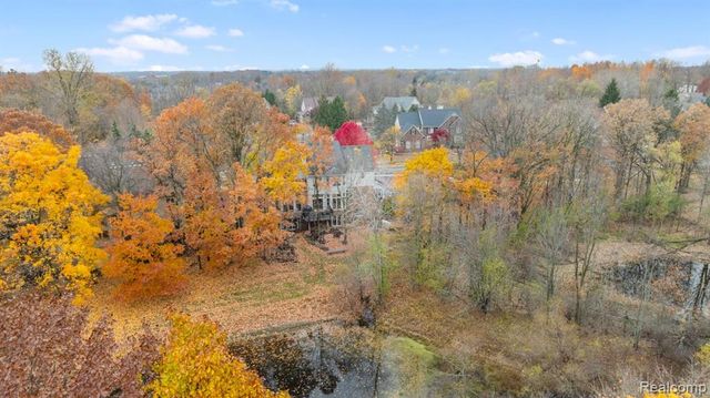 6775 Carlyle Crossing, West Bloomfield, MI 48322