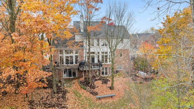 6775 Carlyle Crossing, West Bloomfield, MI 48322
