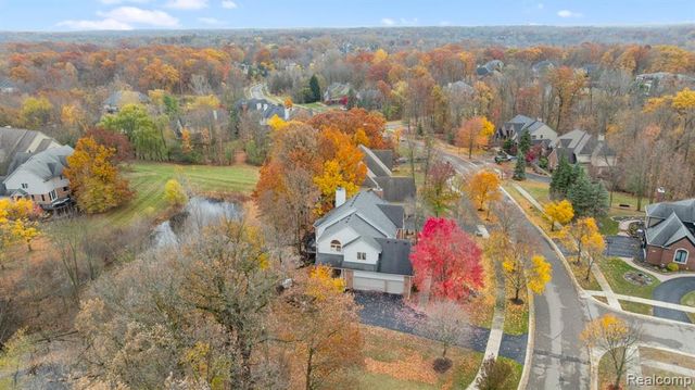 6775 Carlyle Crossing, West Bloomfield, MI 48322