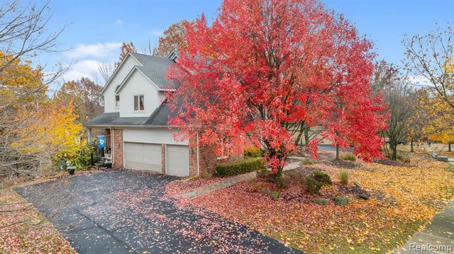 6775 Carlyle Crossing, West Bloomfield, MI 48322