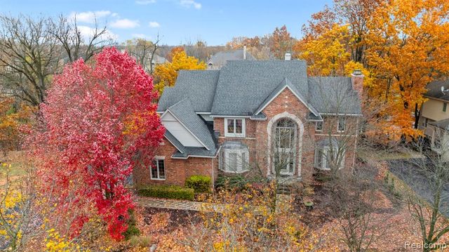 6775 Carlyle Crossing, West Bloomfield, MI 48322