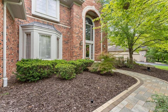 6775 Carlyle Crossing, West Bloomfield, MI 48322