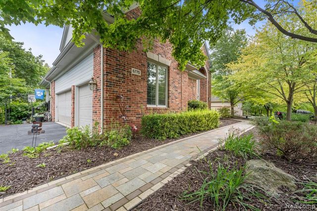 6775 Carlyle Crossing, West Bloomfield, MI 48322