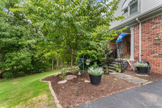 6775 Carlyle Crossing, West Bloomfield, MI 48322
