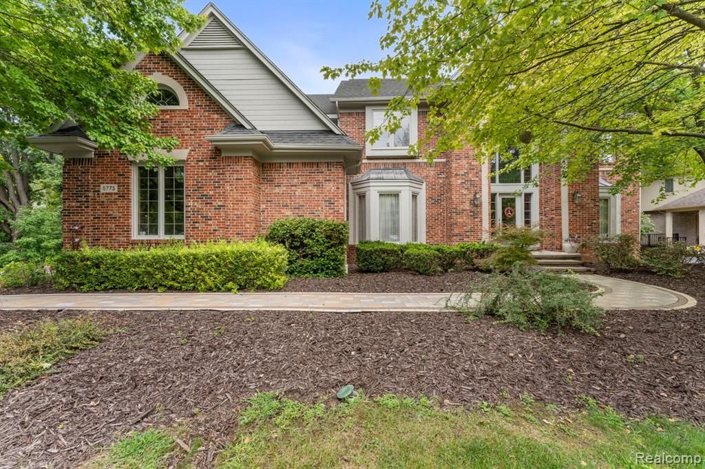 6775 Carlyle Crossing, West Bloomfield, MI 48322