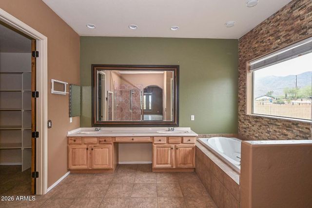 210 W YUCCA Lane, New River, AZ 85087