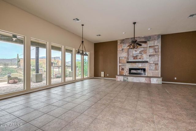 210 W YUCCA Lane, New River, AZ 85087