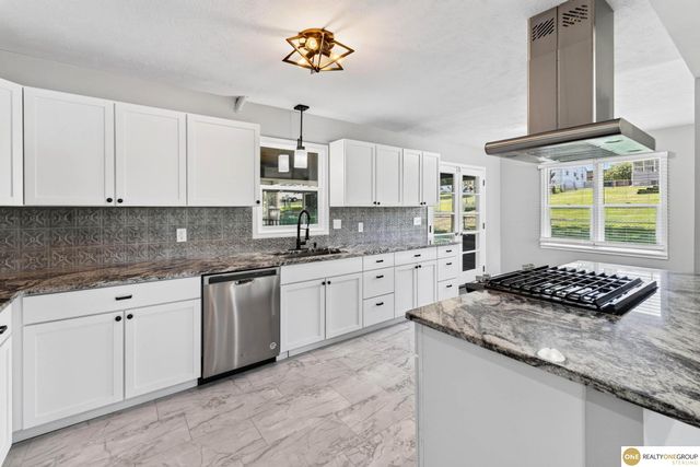 7629 Pinkney Street, Omaha, NE 68134
