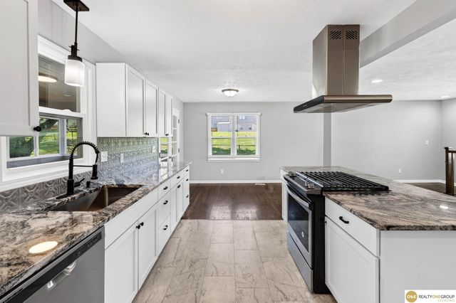 7629 Pinkney Street, Omaha, NE 68134