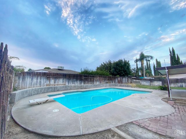 7000 Setter Court, Bakersfield, CA 93309