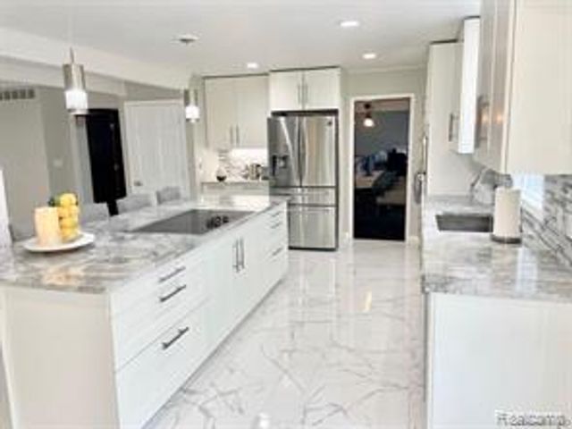 4077 Lincoln Road, Bloomfield Hills, MI 48301