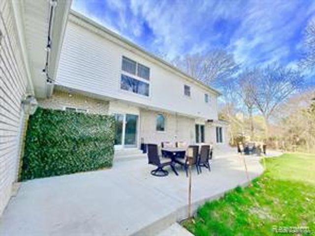 4077 Lincoln Road, Bloomfield Hills, MI 48301