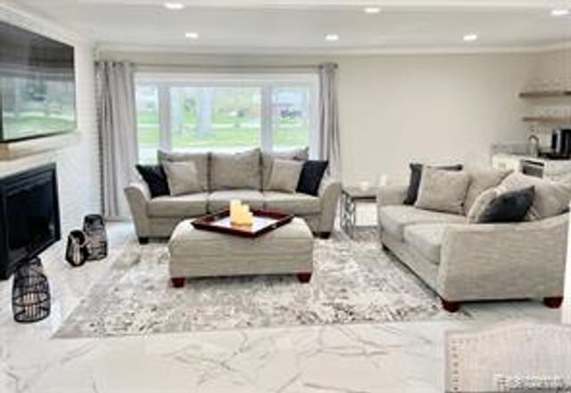 4077 Lincoln Road, Bloomfield Hills, MI 48301