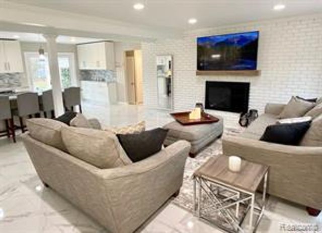 4077 Lincoln Road, Bloomfield Hills, MI 48301