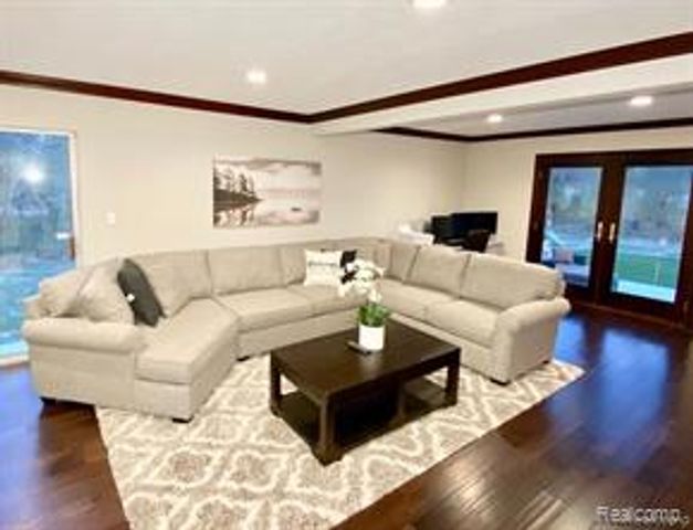 4077 Lincoln Road, Bloomfield Hills, MI 48301
