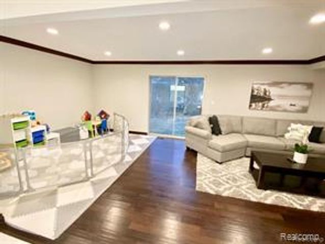 4077 Lincoln Road, Bloomfield Hills, MI 48301