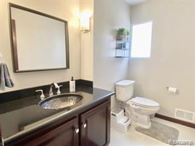 4077 Lincoln Road, Bloomfield Hills, MI 48301