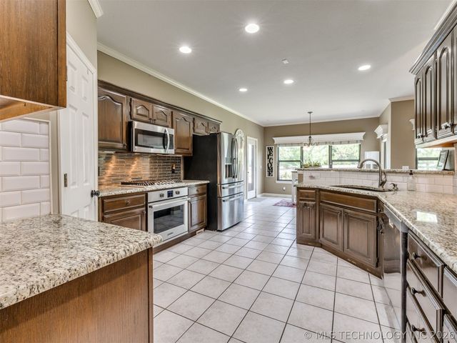 7816 E Broadway Street, Broken Arrow, OK 74014
