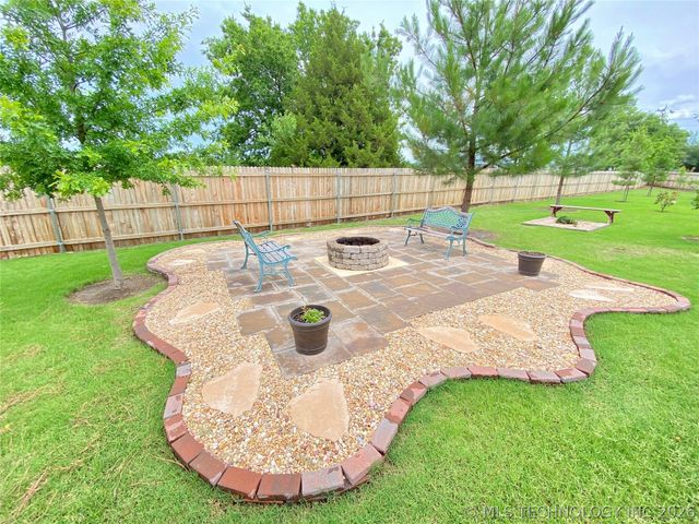 7816 E Broadway Street, Broken Arrow, OK 74014