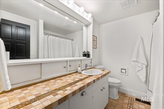 5290 N Sorrento Dr, Boise, ID 83704