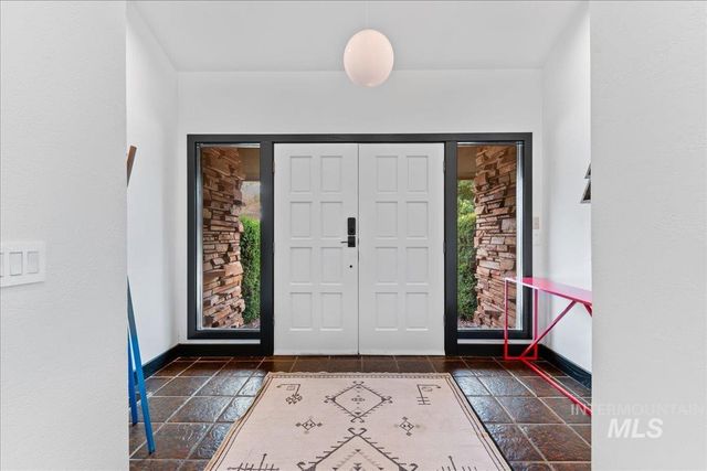5290 N Sorrento Dr, Boise, ID 83704