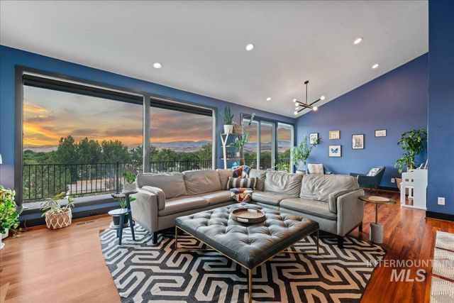 5290 N Sorrento Dr, Boise, ID 83704