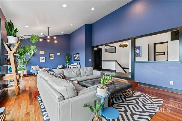 5290 N Sorrento Dr, Boise, ID 83704