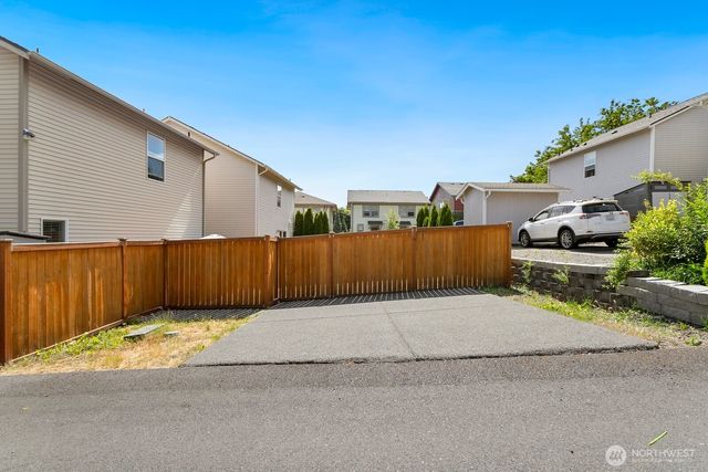 1736 E 39th St, Tacoma, WA 98404