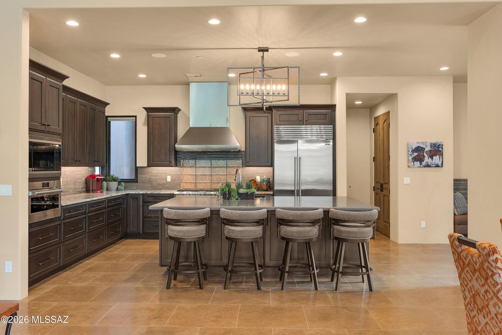 Image 10 of property listing at 6095 W Seven Saguaros Circle, Marana, AZ 85658