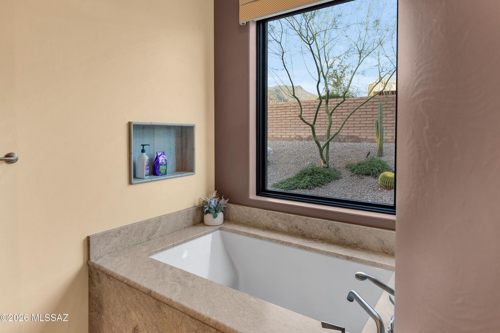 Image 20 of property listing at 6095 W Seven Saguaros Circle, Marana, AZ 85658