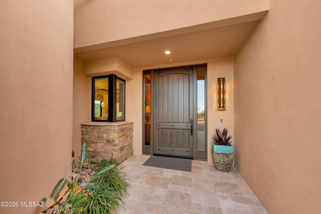 Image 3 of property listing at 6095 W Seven Saguaros Circle, Marana, AZ 85658