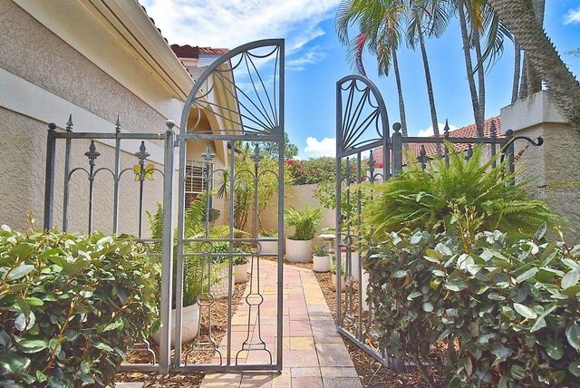 3890 LYNDHURST COURT, Sarasota, FL 34235