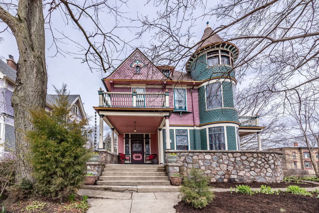 600 E Chicago Street, Elgin, IL 60120