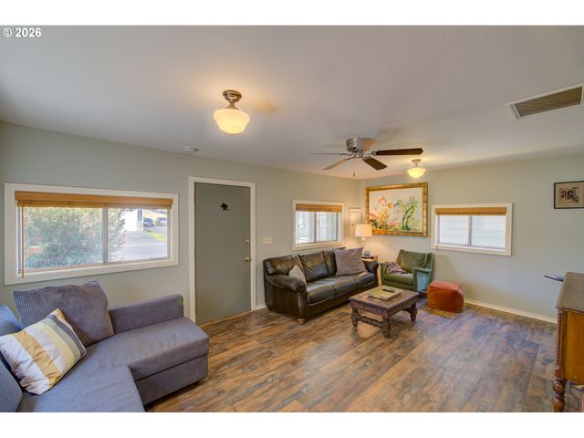 335 9TH Ave, Seaside, OR 97138