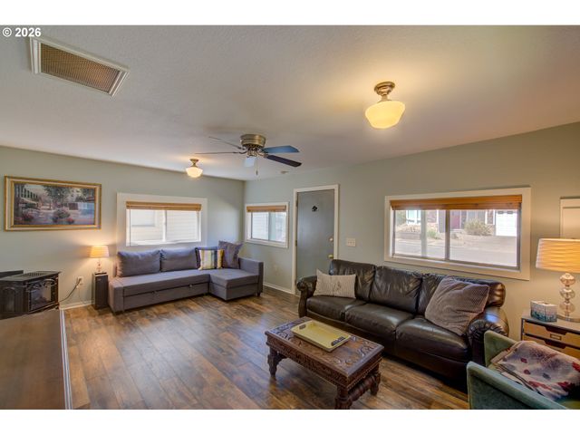 335 9TH Ave, Seaside, OR 97138