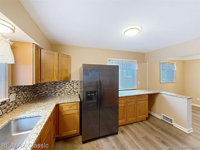 25070 Hayes Street, Taylor, MI 48180