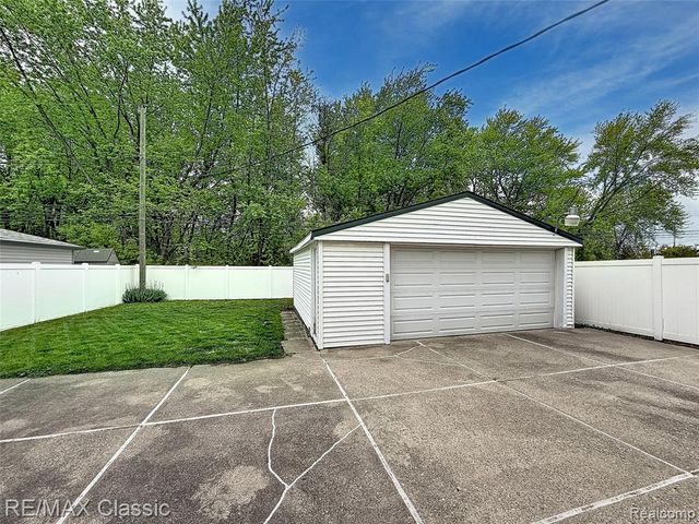 25070 Hayes Street, Taylor, MI 48180