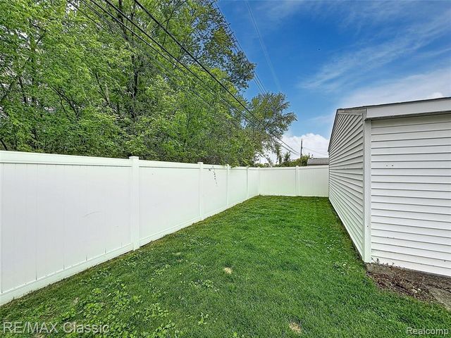 25070 Hayes Street, Taylor, MI 48180