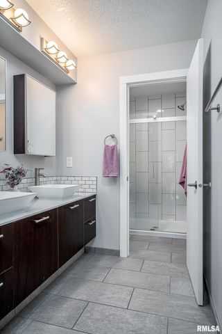 4200 BELMONT Road, Bettendorf, IA 52722