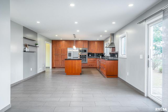 4200 BELMONT Road, Bettendorf, IA 52722