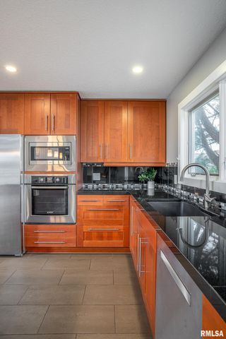 4200 BELMONT Road, Bettendorf, IA 52722