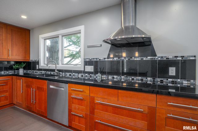 4200 BELMONT Road, Bettendorf, IA 52722