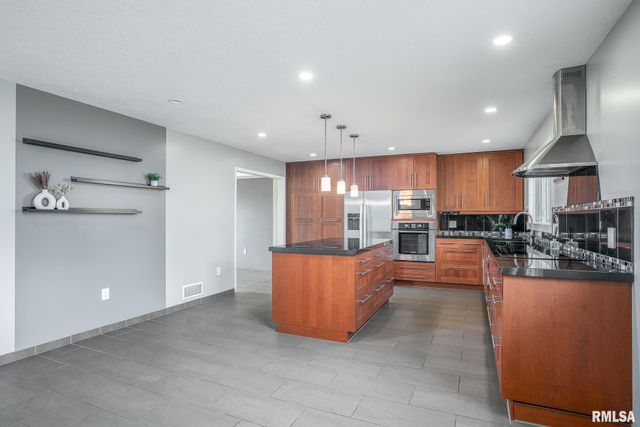 4200 BELMONT Road, Bettendorf, IA 52722